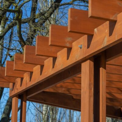 Pergola mit beweglichen Holzlamellen für Pergolen im Sonnenschein.