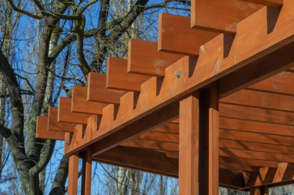 Pergola mit beweglichen Holzlamellen für Pergolen im Sonnenschein.