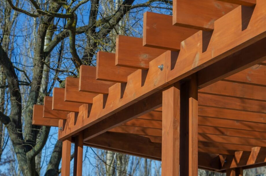 Pergola mit beweglichen Holzlamellen für Pergolen im Sonnenschein.