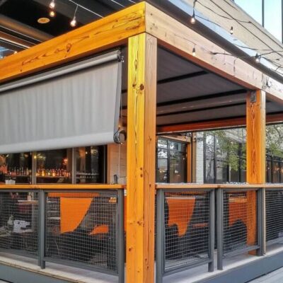 Ein modernes Terrassendach mit einem System aus beweglichen Holzlamellen.