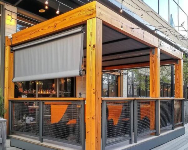 Ein modernes Terrassendach mit einem System aus beweglichen Holzlamellen.
