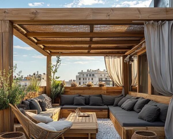 Gemütliche Terrasse mit beweglichen Holzlamellen für den Garten, die Schatten spenden.