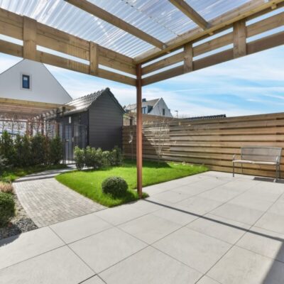 Ein moderner Garten mit Bewegliche Holzlamellen für den Garten und Sitzbereich.