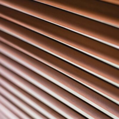 Ein System aus beweglichen Holzlamellen, das Licht reguliert.