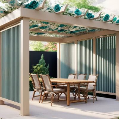 Ein eleganter Holzgartenpavillon mit Tisch und Stühlen in einem gepflegten Garten.