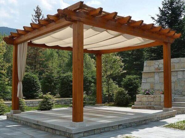 Eine Pergola mit Holzterrassenlamellen steht im Garten.