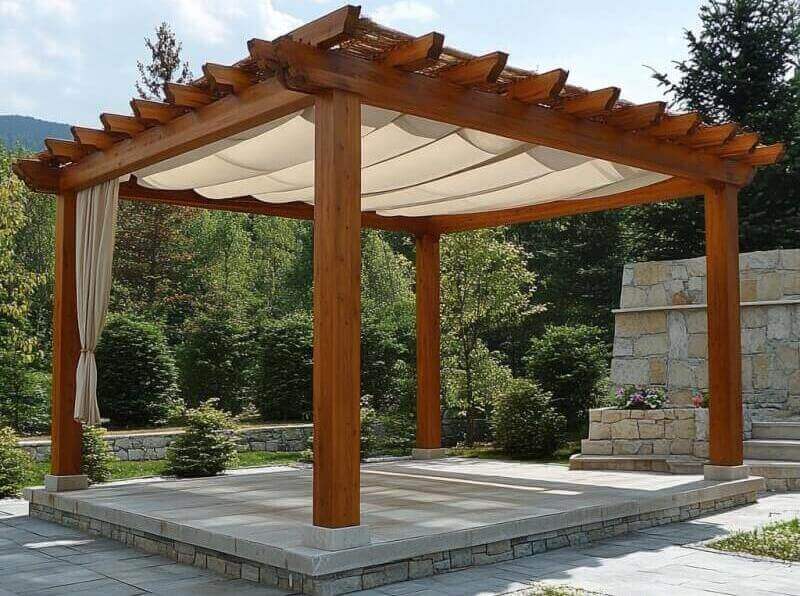 Eine Pergola mit Holzterrassenlamellen steht im Garten.