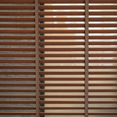 Bewegliche Holzlamellen für die Terrasse bieten stilvollen Sichtschutz und Flexibilität.