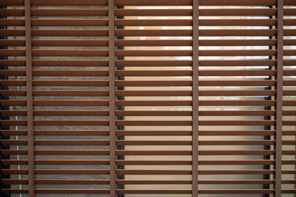 Bewegliche Holzlamellen für die Terrasse bieten stilvollen Sichtschutz und Flexibilität.