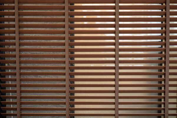 Bewegliche Holzlamellen für die Terrasse bieten stilvollen Sichtschutz und Flexibilität.