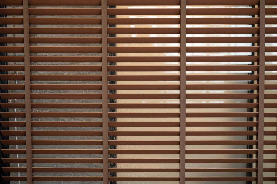 Bewegliche Holzlamellen für die Terrasse bieten stilvollen Sichtschutz und Flexibilität.