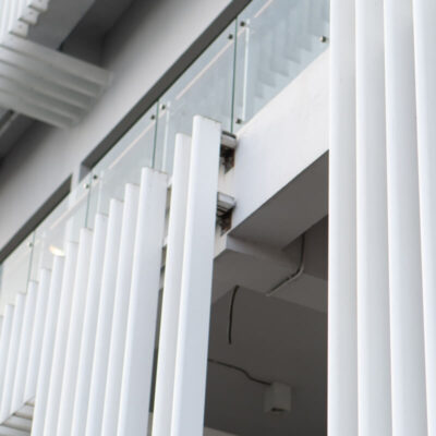 Bewegliche Holzlamellen für die Terrasse bieten Sicht- und Sonnenschutz.