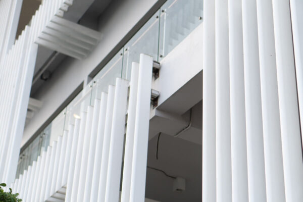 Bewegliche Holzlamellen für die Terrasse bieten Sicht- und Sonnenschutz.