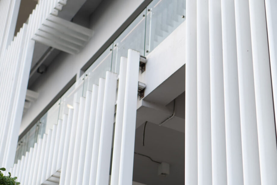 Bewegliche Holzlamellen für die Terrasse bieten Sicht- und Sonnenschutz.